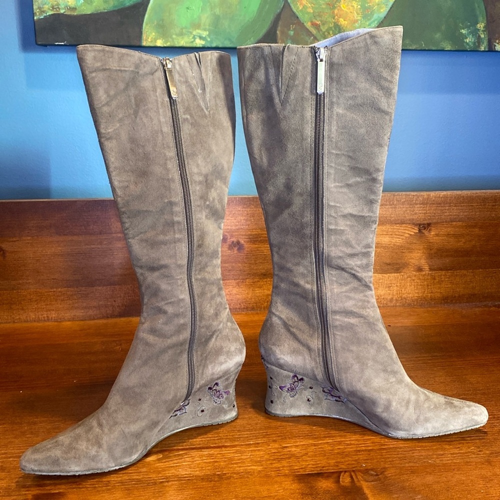 Donald J Pliner gray suede tall boots wedge heel purple butterfly embroidery 8.5 - Picture 4 of 17